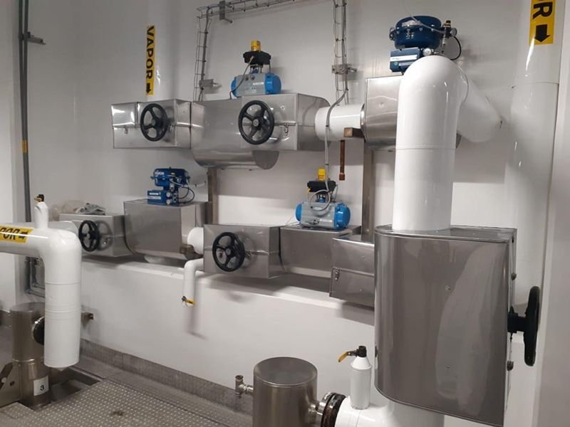 Skid de proceso con válvulas y aislamiento sanitario