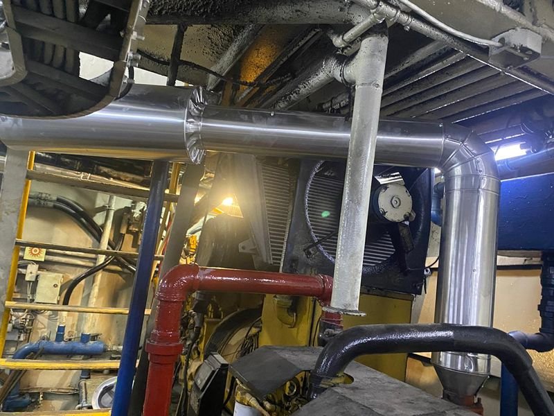 Sala industrial iluminada con líneas aisladas